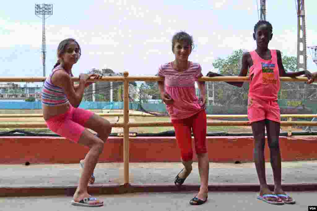Three Cuban girls prepare for track practice outside Mayabeque baseball stadium in Havana, Cuba. (R. Taylor / VOA) 