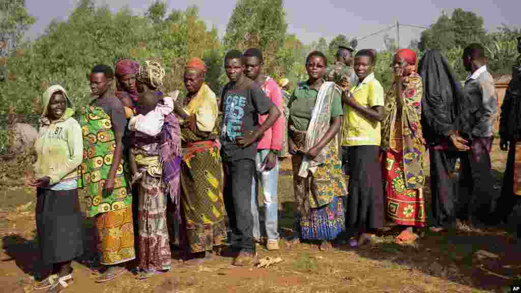 Des électeurs font la queue devant le bureau de vote, Ngozi, 21 juillet 2015.