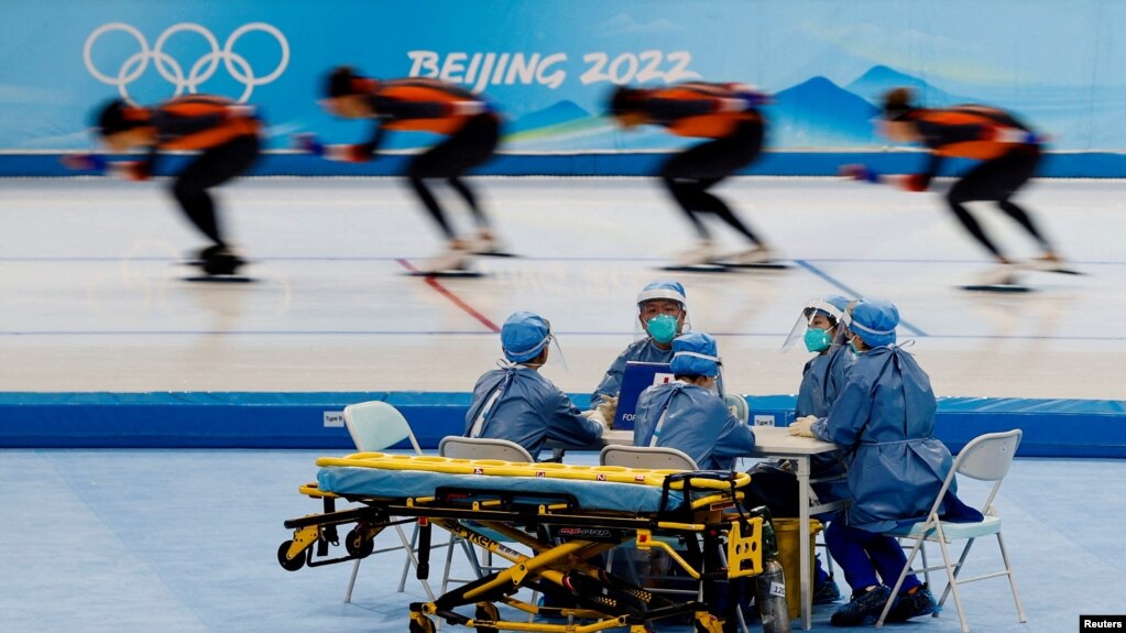 身着防护服的医护人员在冬奥会速滑训练场。(photo:VOA)