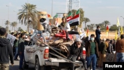 Manifestantes y milicianos cuando se retiraban del perímetro de la embajada de Estados Unidos en Irak el 1 de enero de 2020.