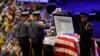 Dallas entierra a tres de los policías asesinados la semana pasada