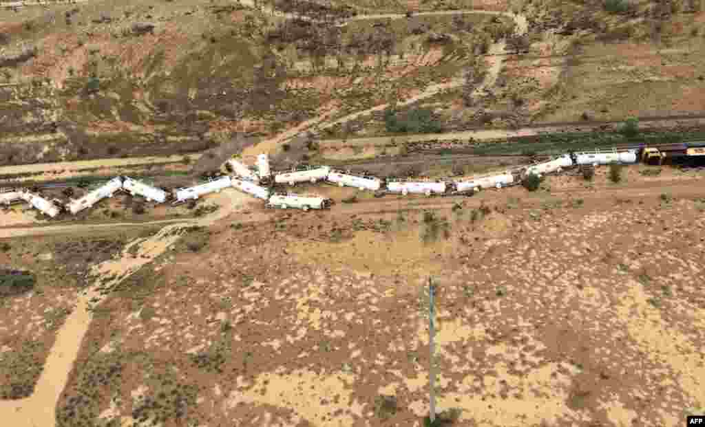 Foto yang dirilis oleh Queensland Rail ini menunjukkan kereta barang yang keluar dari jalurnya yang membawa sekitar 200.000 liter asam sulfat di sebelah timur Julia Creek di barat laut Queensland. Pemerintah menyatakan keadaan darurat dan telah menerapkan zona dua kilomoter yang tidak boleh dimasuki di sekitar lokasi kecelakaan.