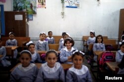 Para siswi pengungsi Palestina duduk di ruang kelas di sekolah yang didirikan oleh UNRWA, pada hari pertama tahun ajaran baru di Gaza City, 29 Agustus 2018. (Foto: dok).