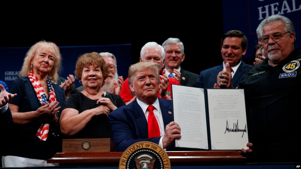 Tổng thống Donald Trump trưng ra một sắc lệnh hành pháp ông vừa kí về Medicare tại khu dân cư The Villages, bang Florida, ngày 3 tháng 10, 2019.