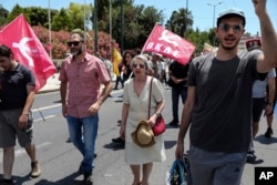 Manifestantes protestan contra las medidas de austeridad en Atenas, Grecia, el jueves 14 de junio de 2018.