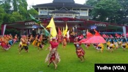 Suasana pembukaan Solo Menari 24 Jam dalam perayaan Hari tari Dunia di ISI Solo, Senin (29/4). (Foto: VOA/Yudha)