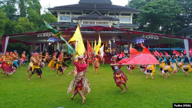 Suasana pembukaan Solo Menari 24 Jam dalam perayaan Hari tari Dunia di ISI Solo, Senin (29/4). (Foto: VOA/Yudha)