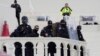 Polisi menyaksikan para pengunjuk rasa mengepung Gedung Capitol AS dan mulai menyerbunya setelah unjuk rasa mendukung Presiden AS Donald Trump di Washington, DC pada 6 Januari 2021. (Foto: AFP)