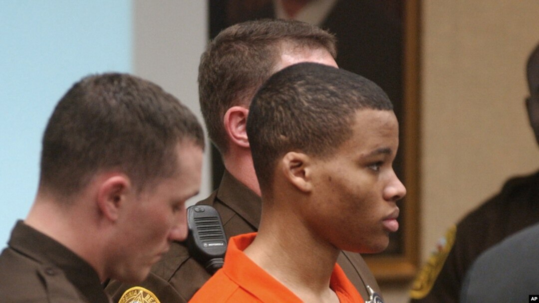 ARCHIVO - Lee Boyd Malvo druante una audiencia judicial del juicio a su compañero de crímenes John Allen Muhammad, en Virginia Beach, Virginia, el 20 de octubvre de 2003.