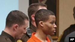 ARCHIVO - Lee Boyd Malvo druante una audiencia judicial del juicio a su compañero de crímenes John Allen Muhammad, en Virginia Beach, Virginia, el 20 de octubvre de 2003.