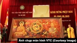 Thượng tọa Thích Thanh Quyết, cũng là đại biểu Quốc hội Việt Nam, giới thiệu bức tranh "Đạo pháp và dân tộc" tại một buổi lễ mừng ngày sinh của Đức Phật tại Học viện Phật giáo ở Sóc Sơn, Hà Nội, hôm 10/5. (Ảnh chụp màn hình VTC)