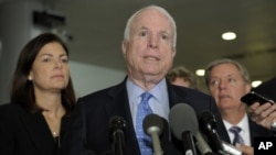 ​ທ່ານ McCain (ກາງ) ແລະ ທ່ານ Graham ​ສະມາຊິກ​ໃນ​ຄະນະ​ກໍາມະ​ການວ່າ​ດ້ວຍ​ກອງທັບຂອງ​ສະພາ​ສູງ​ສະຫະລັດ.