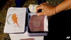 Участник протестной акции против коррупции с «карикатурным» паспортом в руках. Никосия, Кипр. 2020 г. (архивное фото) 