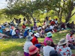 Bamelele ukuhola ukudla lokunye koChiwundula eLower Gweru. (Photo: Ezra Tshisa Sibanda)