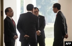 Presiden Joko Widodo berbincang dengan beberapa menteri kabinet sebelum bertemu dengan Perdana Menteri Malaysia Mahathir Mohamad di Istana Bogor, Jawa Barat, 29 Juni 2018. (Foto: AFP)