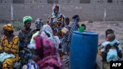Les personnes fuyant la violence dans le centre du Mali se réfugient à Dialokorobougou, près de Bamako, le 3 mai 2018. 