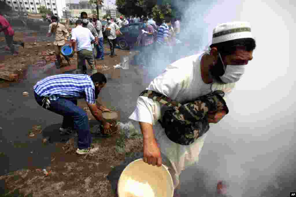 Manifestantes pro-Morsi entram em confronto com as forças de segurança egípcias no acampamento no leste do distrito Cidade Nars, Cairo. 