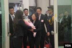 台湾总统蔡英文在桃园机场发表归国讲话