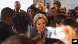 Kandidat Capres AS dari partai Demokrat, Hillary Clinton, seusai memberikan sambutan dalam kampanye di New Greater Bethel, New York (10/4). 