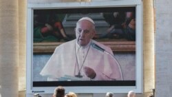 Los fieles miran al Papa Francisco pronunciar la oración del Ángelus en una pantalla gigante, en la Plaza de San Pedro, en el Vaticano, el domingo 8 de marzo de 2020.