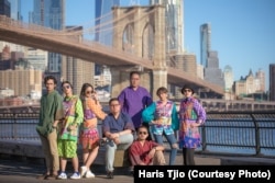 Teater Abnon dan Tim Organizer didepan Brooklyn Bridge (courtesy foto: @haristjio)