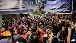 بنگلہ دیش میں محصور روہنگیا پناہ گزین احتجاج کر رہے ہیں۔ فائل فوٹو