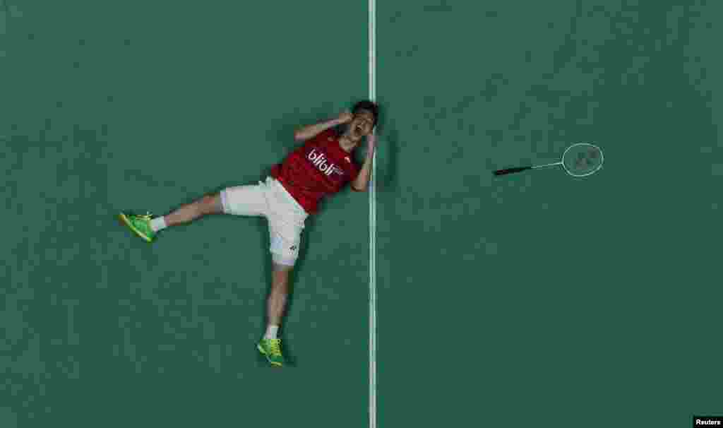 កីឡាករប្រទេសឥណ្ឌូនេស៊ី Kevin Sanjaya Sukamuljo អបអរជ័យជម្នះក្នុងការប្រកួតពានរង្វាន់កីឡាវាយសីបុរស (All England Open Badminton Championships) វគ្គចុងក្រោយក្នុងទីក្រុង Birmingham ប្រទេសអង់គ្លេសកណ្តាល។