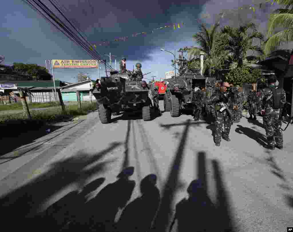 Government troops prepare an assault on Muslim rebels in Zamboanga, Philippines, Sept. 13, 2013.
