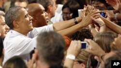 Những người ủng hộ vây quanh Tổng thống Obama sau buổi nói chuyện của ông tại Trung tâm Hội nghị Palm Beach, ở West Palm Beach, Florida hôm Chủ nhật 9/9/12