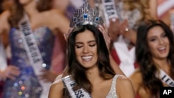 Miss Colombia Paulina Vega akivikwa taji lake la Miss Universe huko Miami, Jumapili, Jan. 25, 2015.