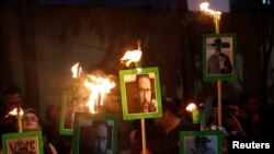 ARHIVA - Novinari i građani protestuju u Mexico Ciyju zbog ubistva novinara Javiera Valdeza, 16. maja 2017. (Foto: Reuters/Henry Romero) 