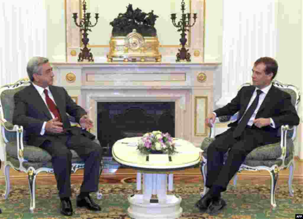 Russia's President Dmitry Medvedev, right, listens to his Armenian counterpart Serge Sarkisian during their meeting at the Kremlin in Moscow, Wednesday, Nov. 17, 2010. (AP photo/RIA Novosti, Vladimir Rodionov, Presidential Press Service)