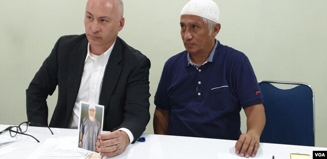 Pengacara Hambali, James Valentine dan Anggota Tim Pengacara Muslim Achmad Michdan saat menggelar konferensi pers di Jakarta, Sabtu (16/3/2019). (Foto: VOA/Sasmito)