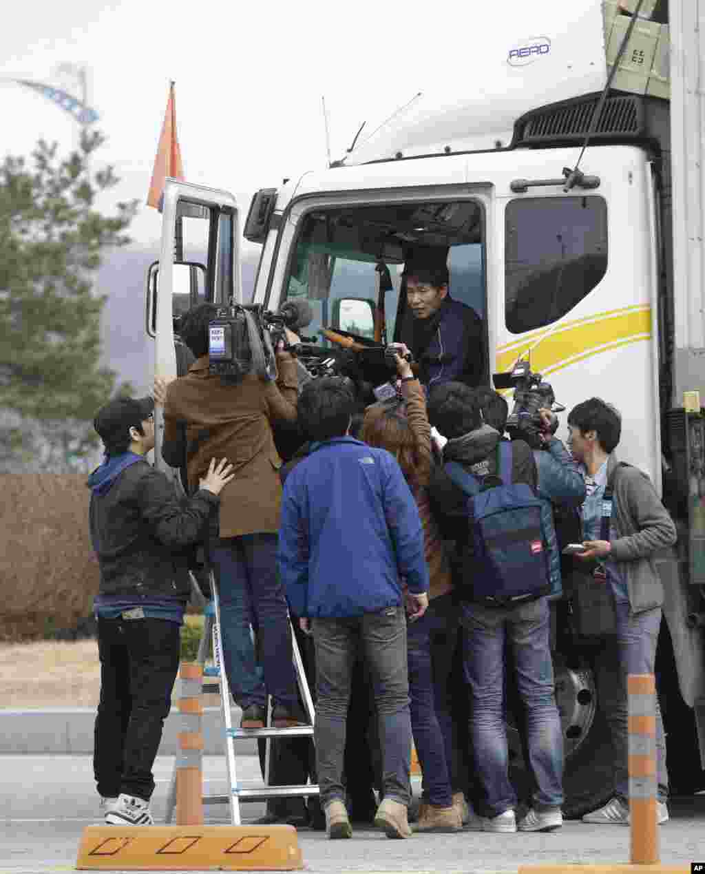 一名来自朝鲜开城地区的韩国工人2013年４月８日在靠近板门店村边界附近的海关，移民和检疫局接受媒体的采访。