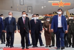 FILE - Cambodian Prime Minister Hun Sen arrives to receive a shipment of 600,000 doses of the coronavirus disease (COVID-19) vaccines donated by China from ambassador Wang Wentian, at the Phnom Penh International Airport, in Phnom Penh, Cambodia February 7, 2021. (REUTERS)