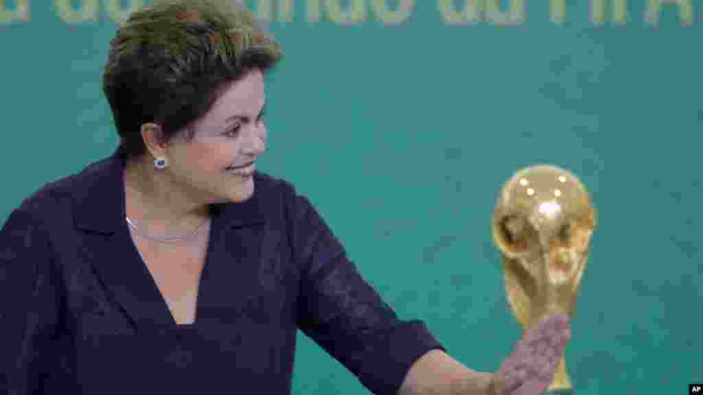 지난 2일 브라질 수도 브라질리아에서 열린 월드컵 우승 트로피 공개 행사에 지우마 호세프 브라질 대통령이 참석했다. 호세프 대통령은 월드컵의 성공 개최를 자신했다.