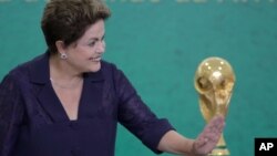 Dilma Rousseff dijo que investigará los casos de corrupción relacionados con la preparación de la Copa del Mundo. 