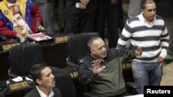 Diosdado Cabello (C), deputy of Venezuela's United Socialist Party (PSUV), gestures during a session of the National Assembly in Caracas, Jan. 13, 2016. Three Venezuelan opposition lawmakers gave up their seats on Wednesday to try to defuse an acrimonious power dispute between President Nicolas Maduro's government and the newly opposition-led National Assembly.
