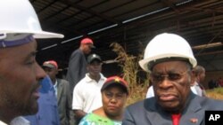 O vice-presidente angolano, Roberto de Alneida, durante uma visita a Malanje