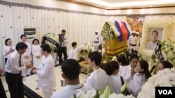 Friends, colleagues, and family members come to pay respect to Sok An at his home, Phnom Penh, Cambodia, March 16, 2017. (Khan Sokummono/ VOA Khmer)