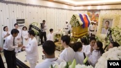 Friends, colleagues, and family members come to pay respect to Sok An at his home, Phnom Penh, Cambodia, March 16, 2017. (Khan Sokummono/ VOA Khmer)