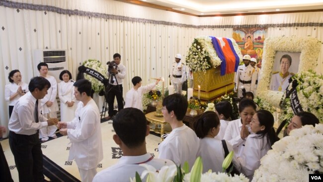 Friends, colleagues, and family members come to pay respect to Sok An at his home, Phnom Penh, Cambodia, March 16, 2017. (Khan Sokummono/ VOA Khmer)