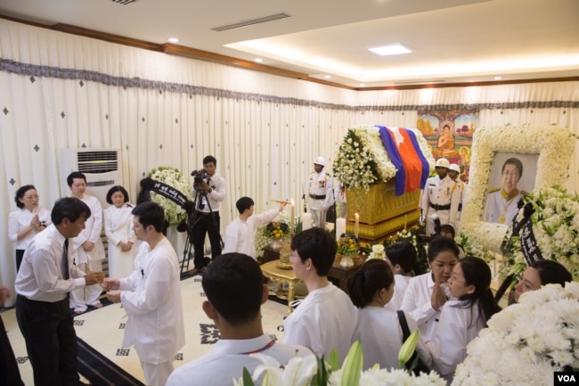 ទិដ្ឋភាពនៃពិធីបុណ្យសពរបស់ លោក សុខ អាន ប្រារព្ធតាមប្រពៃណី នៅគេហដ្ឋានលោក សុខ អាន នៅរាជធានីភ្នំពេញ​ ថ្ងៃទី ១៦ ខែមិនា ឆ្នាំ២០១៧។ (ខាន់ សុគុំមនោ/ VOA)