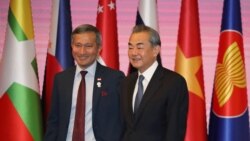 资料照：中国外长王毅与新加坡外长维文在泰国举行的东盟外长会议上见面。（路透社2019年8月2日）