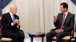 FILE - Syrian President Bashar Assad (R) speaks with United Nations special envoy on Syria Staffan de Mistura, in Damascus, Nov. 10, 2014.