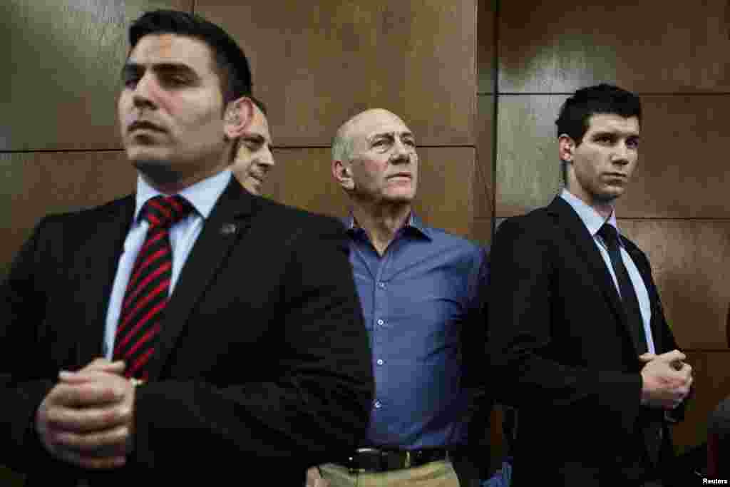 Former Israeli prime minister Ehud Olmert (2nd right) waits to hear his verdict at the Tel Aviv District Court March 31, 2014.&nbsp;