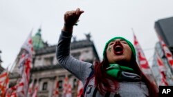 La norma aprobada por unanimidad la noche del martes introduce la definición de este tipo de acoso en la Ley de Protección Integral a las Mujeres.