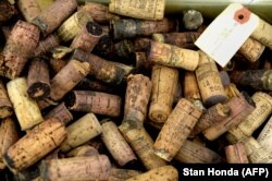 Gabus-gabus penutup botol sebagai barang bukti persidangan penjual minuman anggur palsu, Rudy Kurniawan, yang digelar di Pengadilan Federal di New York, 19 Desember 2013. (Foto: Stan Honda/AFP)