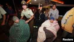 People are evacuated from their shelter after a tsunami alarm at Antofagasta city, north of Santiago on the southern Pacific coast, April 1, 2014.