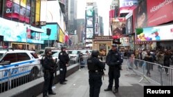 纽约市警察配备武器，在2016年来临前，在卫曼哈顿区的时代广场警戒守卫，以确保安全。